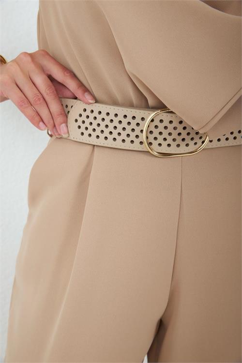 Neşeli butik kadın bej degaje yaka kemerli kolsuz geniş paça tulum NBMY4030 