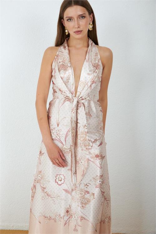 Neşeli butik kadın bej saten kumaş yırtmaçlı çiçek desen bağlamalı maxi elbise NBMY4109 