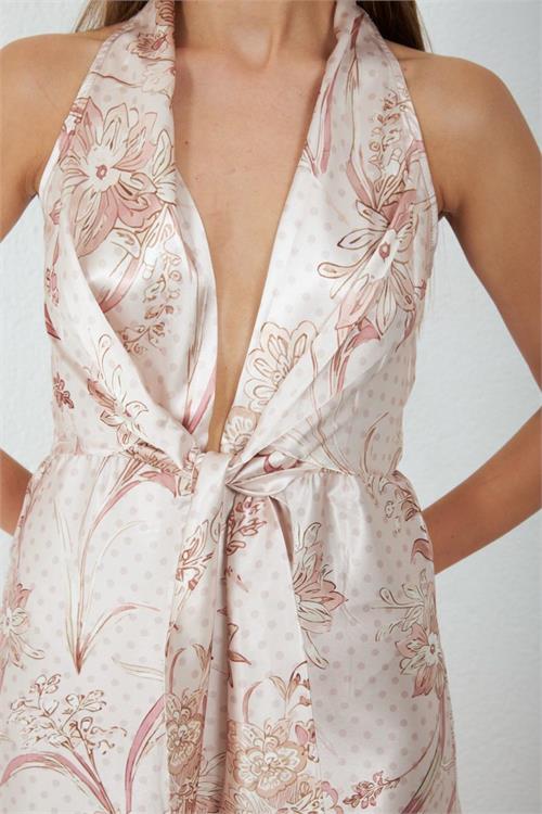 Neşeli butik kadın bej saten kumaş yırtmaçlı çiçek desen bağlamalı maxi elbise NBMY4109 