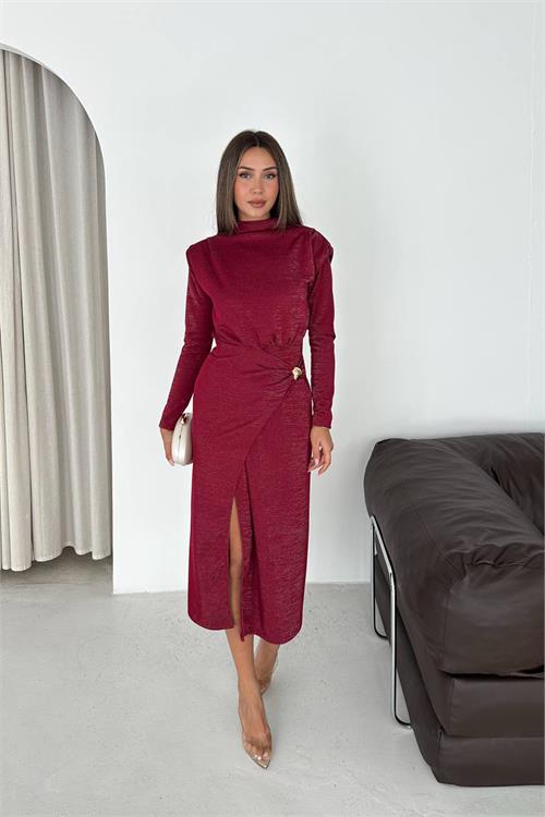 Neşeli butik kadın bordo drapeli gold tokalı ışıltılı yırtmaç detaylı midi elbise NBK5016 