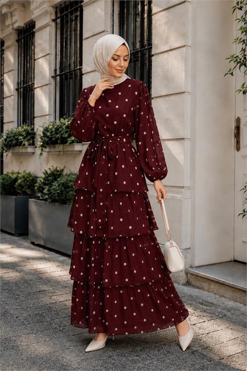 Neşeli butik kadın bordo kat kat puantiye desenli kuşaklı premium tesettür elbise --- NBVQ4963 