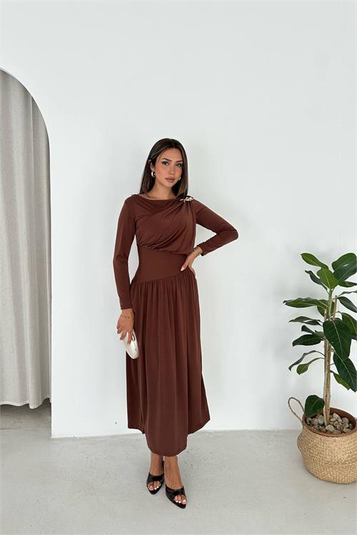 Neşeli butik kadın kahverengi broş detaylı sandy kumaş drapeli midi boy elbise NBK5011 