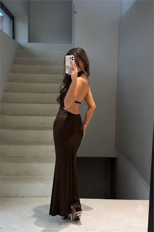 Neşeli butik kadın kahverengi degaje yaka sırt dekolteli maxi boy premium elbise NBDF298 
