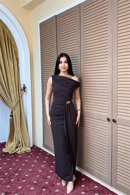 Neşeli butik kadın kahverengi tek omuz bel toka detaylı yırtmaçlı premium elbise NBMY3907 