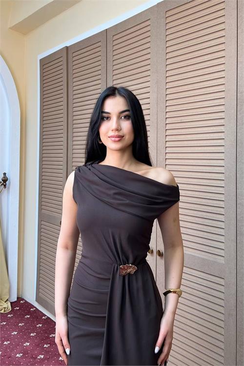 Neşeli butik kadın kahverengi tek omuz bel toka detaylı yırtmaçlı premium elbise NBMY3907 
