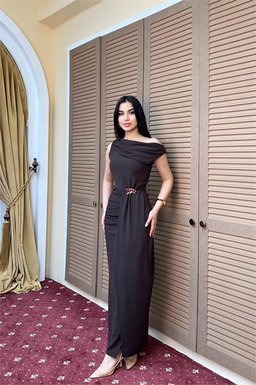 Neşeli butik kadın kahverengi tek omuz bel toka detaylı yırtmaçlı premium elbise NBMY3907 