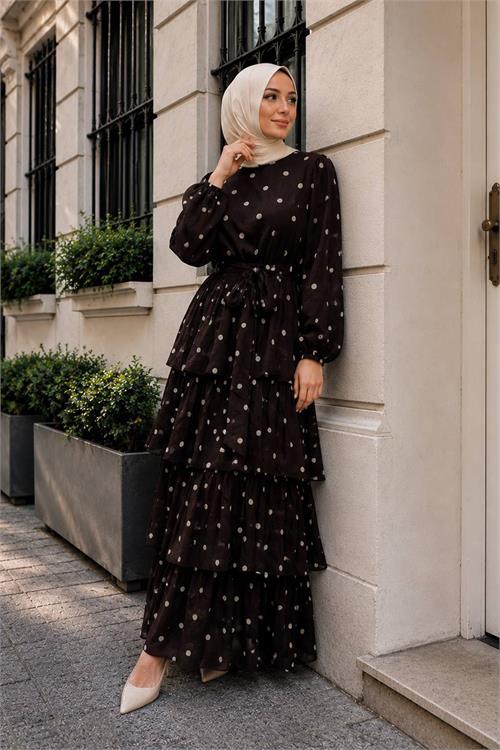 Neşeli butik kadın kahverengi kat kat puantiye desenli kuşaklı premium tesettür elbise --- NBVQ4963 