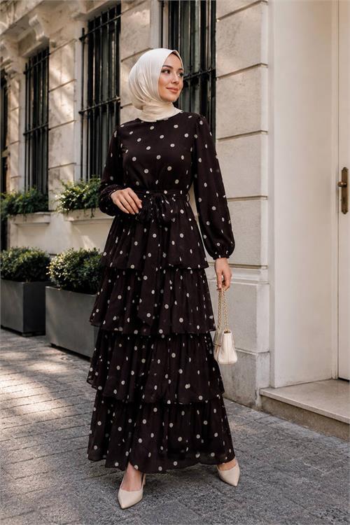 Neşeli butik kadın kahverengi kat kat puantiye desenli kuşaklı premium tesettür elbise --- NBVQ4963 
