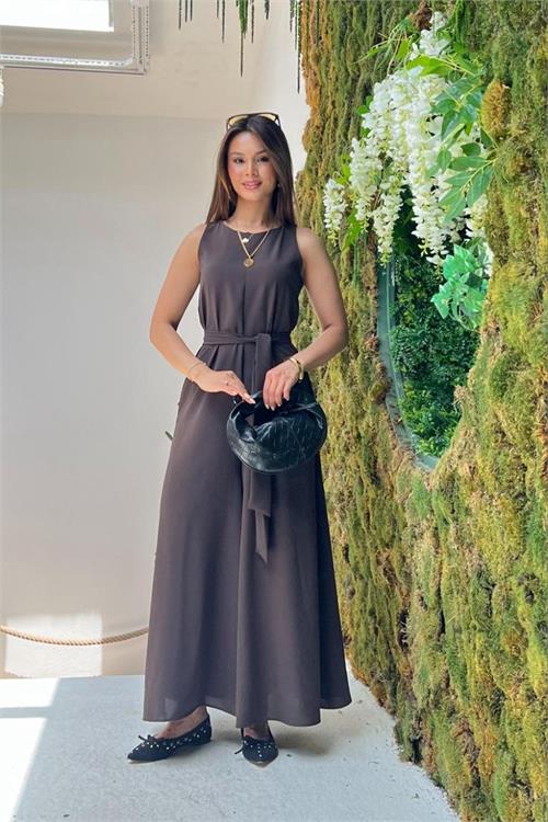 Neşeli butik kadın kahverengi rahat kalıp kolsuz kuşak detaylı tam boy tulum NBMY4017 