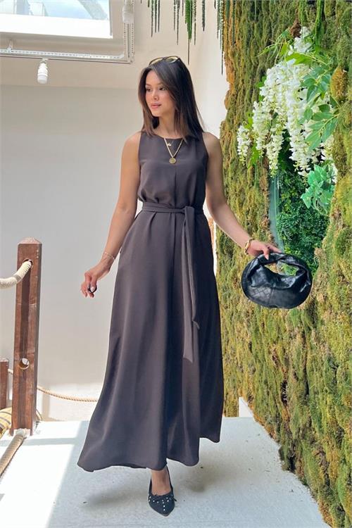 Neşeli butik kadın kahverengi rahat kalıp kolsuz kuşak detaylı tam boy tulum NBMY4017 