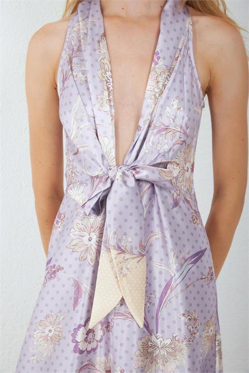 Neşeli butik kadın mor saten kumaş yırtmaçlı çiçek desen bağlamalı maxi elbise NBMY4109 