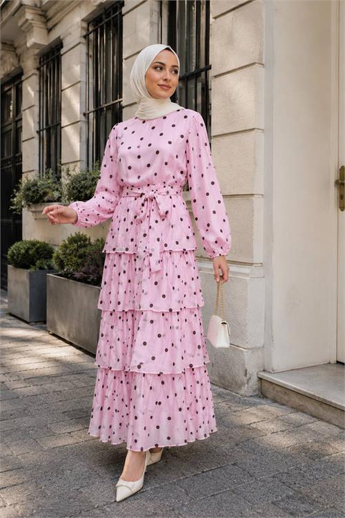 Neşeli butik kadın pembe kat kat puantiye desenli kuşaklı premium tesettür elbise --- NBVQ4963 