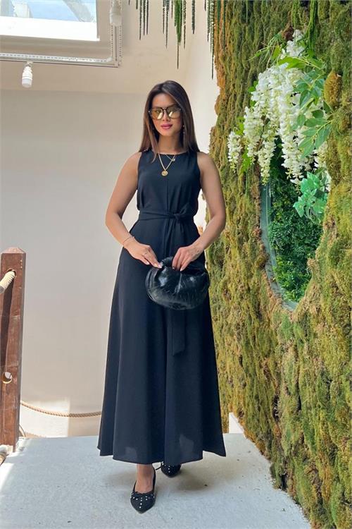 Neşeli butik kadın siyah rahat kalıp kolsuz kuşak detaylı tam boy tulum NBMY4017 