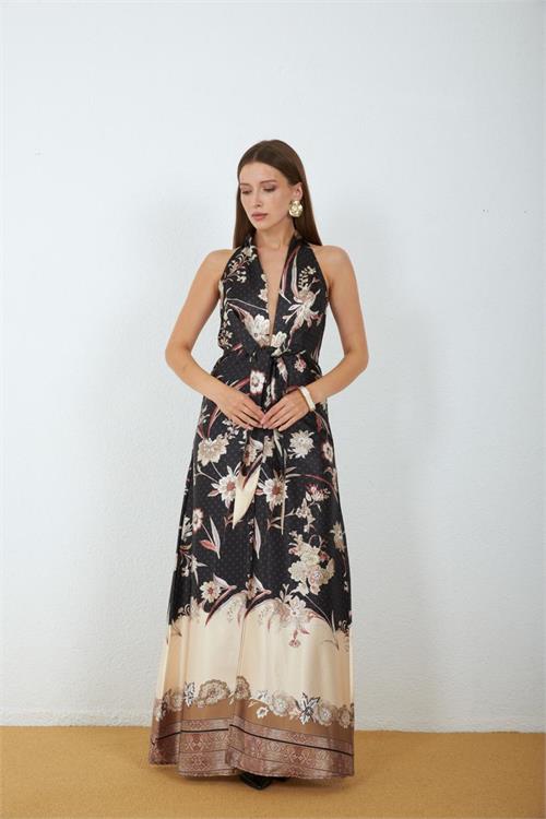 Neşeli butik kadın siyah saten kumaş yırtmaçlı çiçek desen bağlamalı maxi elbise NBMY4109 