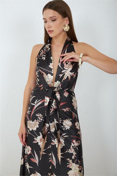 Neşeli butik kadın siyah saten kumaş yırtmaçlı çiçek desen bağlamalı maxi elbise NBMY4109 