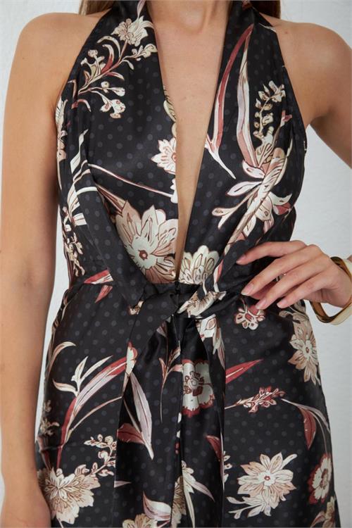 Neşeli butik kadın siyah saten kumaş yırtmaçlı çiçek desen bağlamalı maxi elbise NBMY4109 
