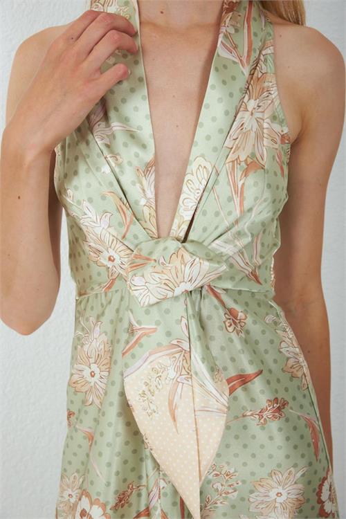 Neşeli butik kadın yeşil saten kumaş yırtmaçlı çiçek desen bağlamalı maxi elbise NBMY4109 