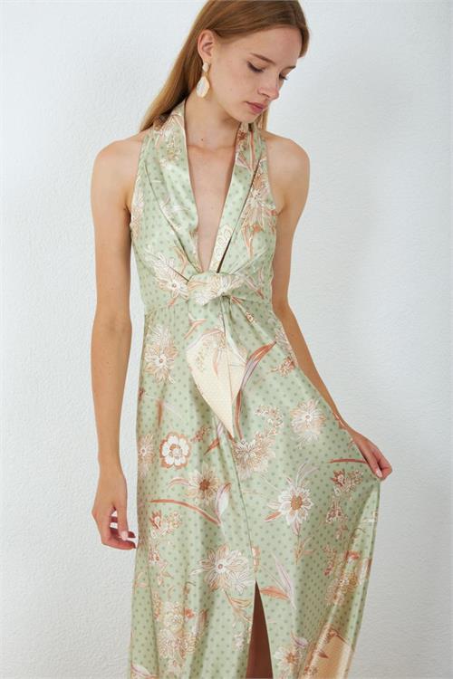 Neşeli butik kadın yeşil saten kumaş yırtmaçlı çiçek desen bağlamalı maxi elbise NBMY4109 