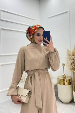 Neşeli butik kadın bej kuşaklı gül detaylı salaş tulum NMS003