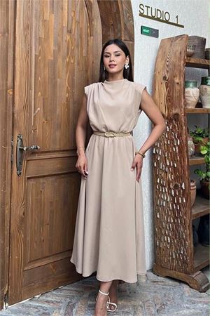 Neşeli butik kadın bej omuz vatkalı midi boy kemer detaylı elbise NBMY4066