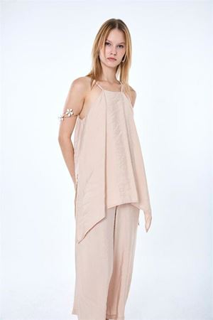 Neşeli butik kadın bej ince askılı asimetrik kesim bluz pantolon ikili takım NBMY4070