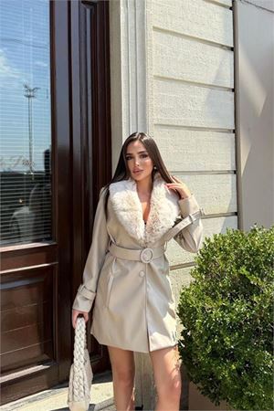 Neşeli butik kadın yaka kürk detaylı düğmeli kemerli kısa deri kaban NBSTR1009