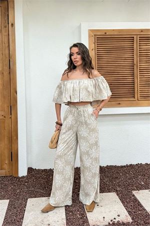 Neşeli butik kadın bej desenli madonna yaka volanlı bluz pantolon ikili yazlık takım NBNP035