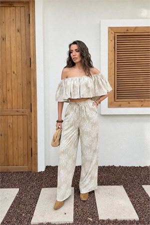 Neşeli butik kadın bej desenli madonna yaka volanlı bluz pantolon ikili yazlık takım NBNP035