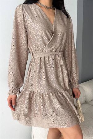 Neşeli butik kadın bej kruvaze kuşaklı mini elbise NBK2026