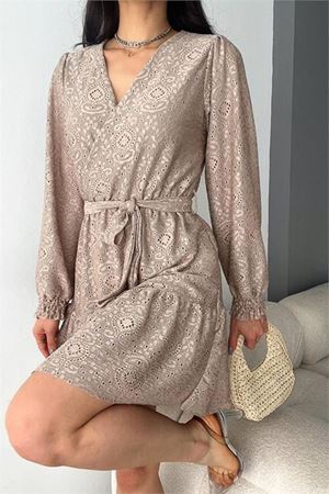 Neşeli butik kadın bej kruvaze kuşaklı mini elbise NBK2026