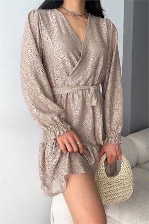 Neşeli butik kadın bej kruvaze kuşaklı mini elbise NBK2026