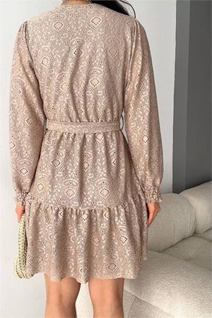 Neşeli butik kadın bej kruvaze kuşaklı mini elbise NBK2026