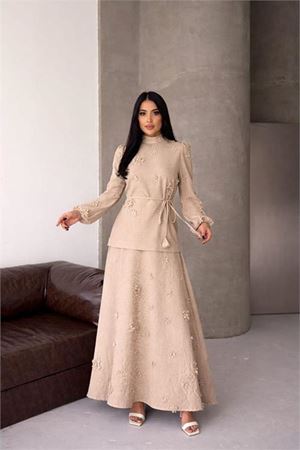 Neşeli butik kadın bej keten kumaş çiçek aplikeli hakim yaka etekli takım NBMS2629