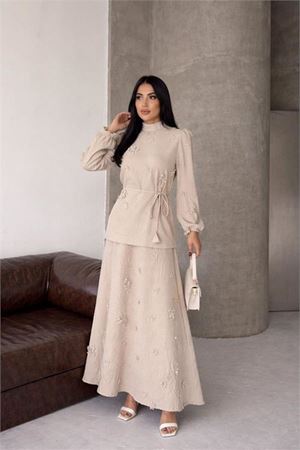Neşeli butik kadın bej keten kumaş çiçek aplikeli hakim yaka etekli takım NBMS2629