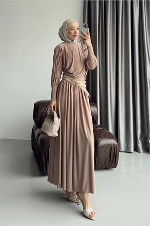Neşeli butik kadın bej drapeli kemer detaylı sandy kumaş premium tesettür elbise NMS090