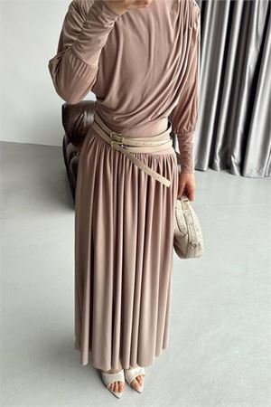 Neşeli butik kadın bej drapeli kemer detaylı sandy kumaş premium tesettür elbise NMS090