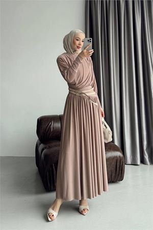 Neşeli butik kadın bej drapeli kemer detaylı sandy kumaş premium tesettür elbise NMS090