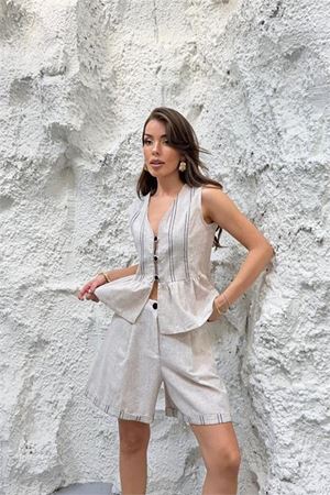 Neşeli butik kadın bej düğme detaylı yelek bermuda şort ikili yazlık keten takım NBNP034