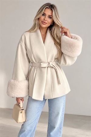 Neşeli butik kadın bej kuşaklı kol kürk detaylı kısa kaşe kaban NBSTR2026