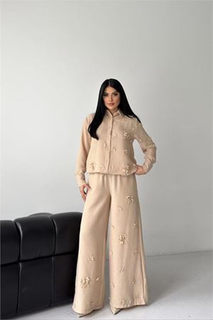 Neşeli butik kadın bej çiçek aplikeli ikili keten kumaş takım NBMS2642