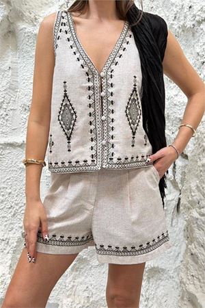 Neşeli butik kadın bej keten kumaş nakış detaylı yelek şort ikili yazlık takım NBNP032