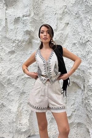 Neşeli butik kadın bej keten kumaş nakış detaylı yelek şort ikili yazlık takım NBNP032
