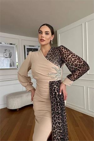 Neşeli butik kadın leopar detaylı yırtmaçlı abiye elbise NBNC2509
