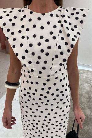 Neşeli butik kadın beyaz omuz vatkalı puantiye desen midi boy kalem elbise NBEMP3042