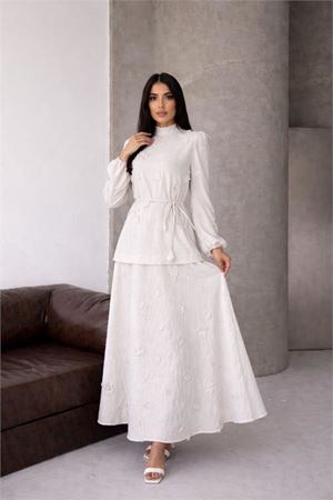 Neşeli butik kadın beyaz keten kumaş çiçek aplikeli hakim yaka etekli takım NBMS2629