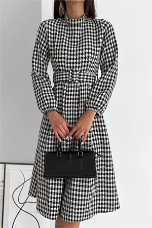 Neşeli butik kadın kazayağı desenli kemerli midi elbise KKLF39