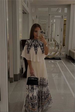 Neşeli butik kadın beyaz piliseli pelerin detaylı saten kumaş tasarım elbise NBEMP2877
