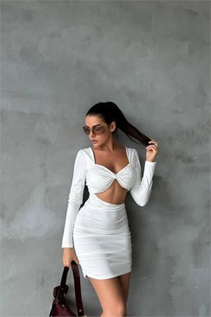 Neşeli butik kadın beyaz sırt ve göğüs dekolteli mini elbise NBDF079