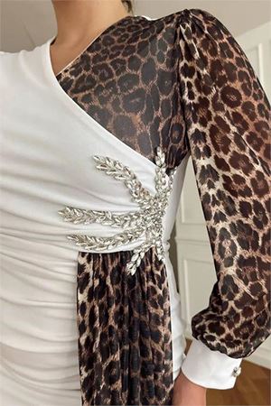 Neşeli butik kadın leopar detaylı yırtmaçlı abiye elbise NBNC2509