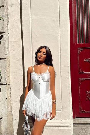 Neşeli butik kadın beyaz saten kumaş tül etek mini boy askılı elbise